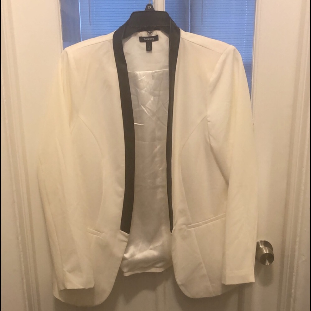 Faux leather collar blazer